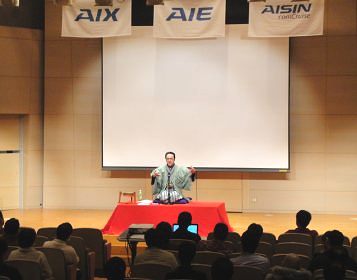 講演会の人気講師で落語家・三遊亭楽春のコミュニケーション&メンタルヘルス講演会の風景