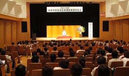 講演会の人気講師・三遊亭楽春のコミュニケーション術向上講演会の風景
