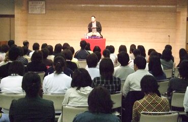 介護保険研究会での三遊亭楽春の講演会の風景