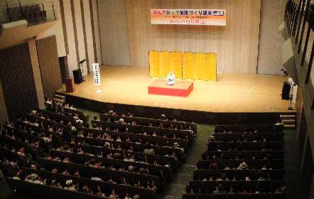 講演会人気講師・三遊亭楽春の健康落語会の風景
