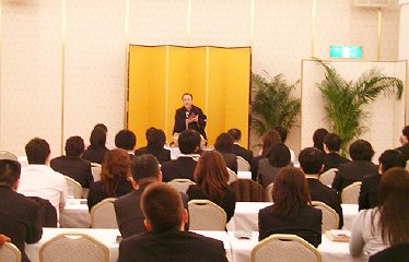 講演会の人気講師・三遊亭楽春の顧客満足向上講演会