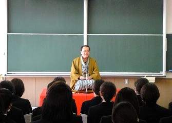 三遊亭楽春の笑いの効果で元気が出る講演会の風景