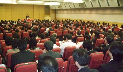 人気講演会講師・三遊亭楽春のカスタマーサービス講演会の風景