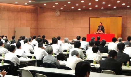 人気講演会講師・三遊亭楽春のコミュニケーション講演会の風景