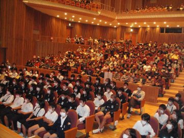 講演会の人気講師・三遊亭楽春の落語で笑って健康増進講演会の風景