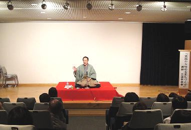 講演会の人気講師・三遊亭楽春の会話から始めるまちづくり講演会の風景